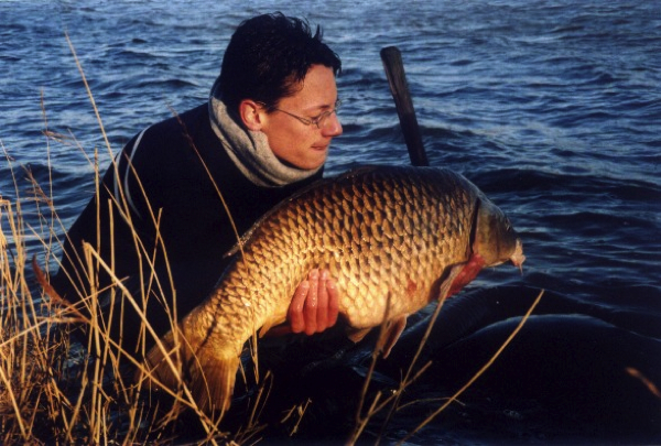 Michiel met zijn grootste karper uit 2000, destijds een MEGA BAK.