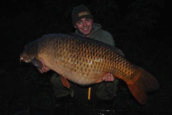 Een Nederlandse 28,4 kg schubbenbak voor Dennis. Deze vis kwam in zijn eerste nacht al langs.