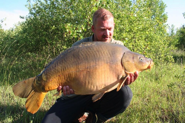 Lex met een flink spiegel die werd gevangen op een zeer simpele onderlijn.