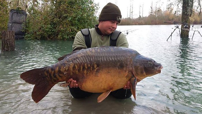 Over voorbereiding gesproken. Op Juvigny staat het water zelfs al boven winterniveau. Marvin met een 20 kg plus, een van de vele vissen die hij wist te landen.