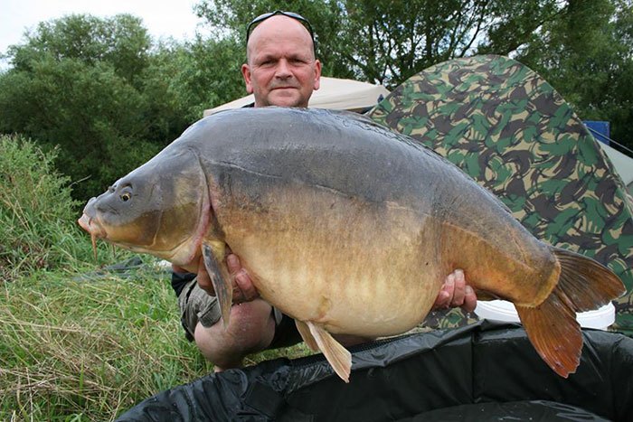 Hans met een grote Belgische karper.