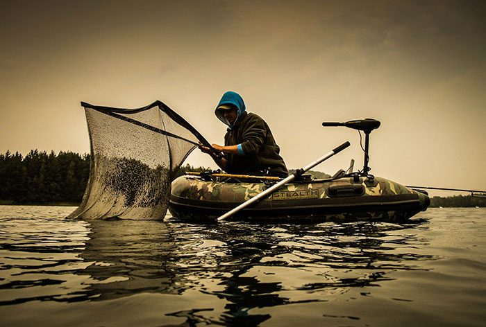Gunther doet wat hij goed kan: karpers in het net hijsen!