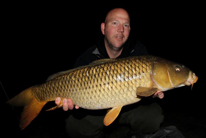 Toch wel erg blij met de eerste vis ook al is hij niet groot.