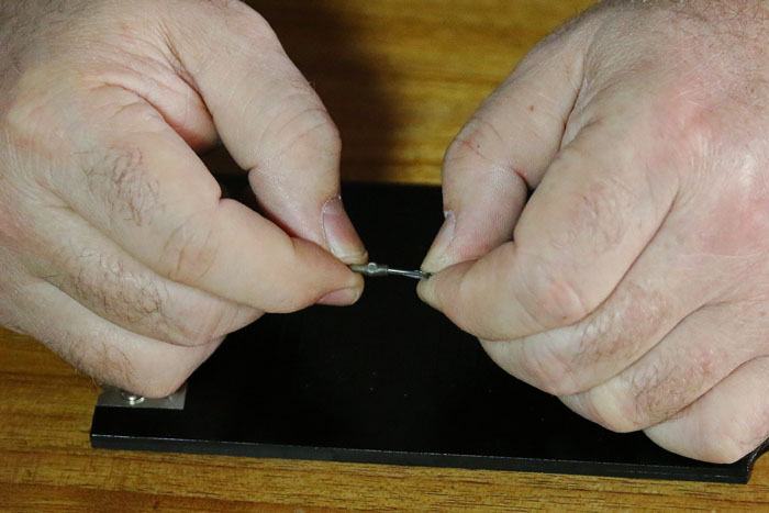 11. Bevochtig het haakoog iets met speeksel en duw de Line Aligner over het oog.