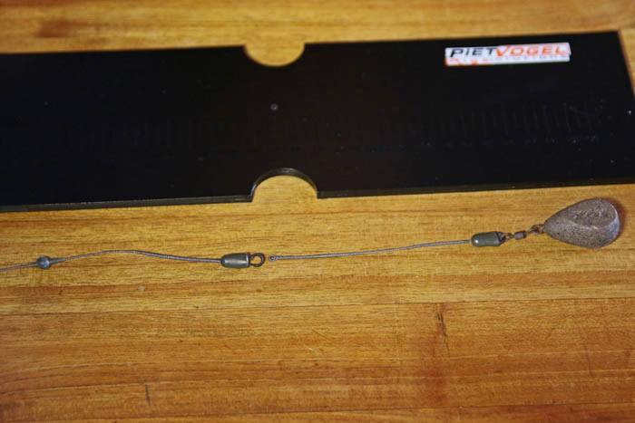 Stap 11. Pak een tweede stuk Free Fall en monteer aan één kant een quicklink voor het lood, aan de andere kant komt een lusje. Dit stuk Free Fall moet langer zijn dan je rigje en max. 20 cm lang.