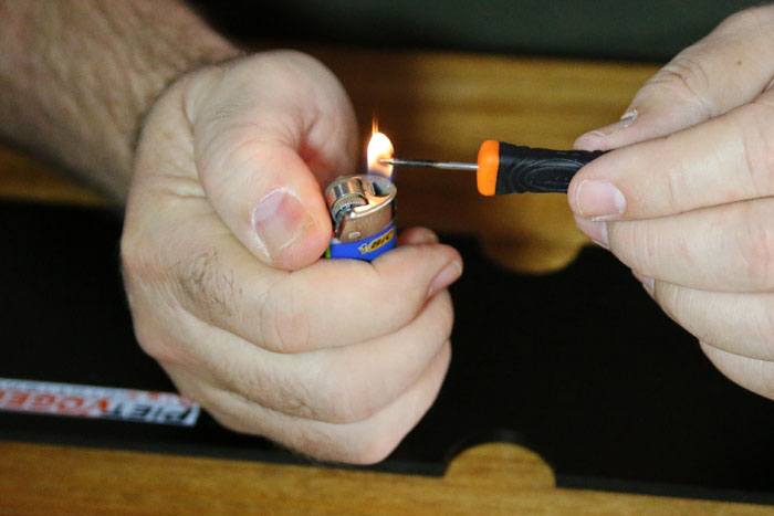 13. Om de onderlijnen allemaal even lang te krijgen verhitten we een tooltje.