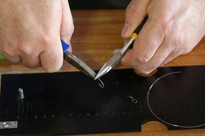 2 Buig het haakoog een paar graden naar achteren.