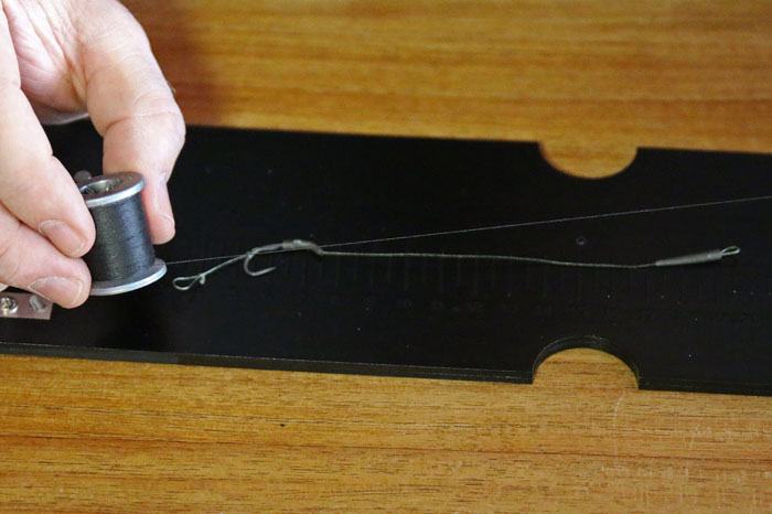 20. Voer je compact of bewegen de vissen nauwelijks bij het azen, dan kan je een Shot on the Hook monteren. Pak hiervoor wat naaigaren.