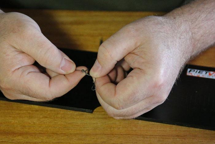 25. Zet het loodje op beide draden tegen de haak aan en knip kort tegen het loodje af.