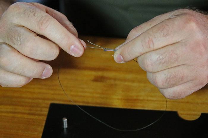 4 Pak een haak met rechte punt en bepaal de lengte van je hair. Leg de lijn in een lus langs je haaksteel