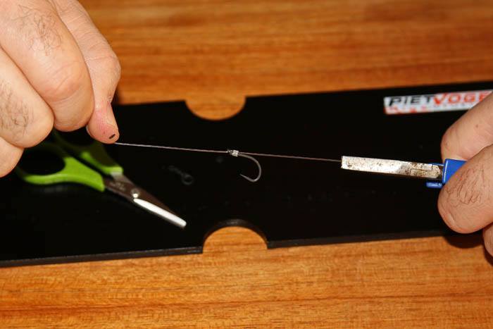 Stap 5. Maak een knotless knot. Begin met draaien aan de dichte kant van het oog. En trek goed aan!