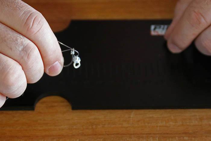 Stap 6. Steek de lijn eerst door het ringetje en vervolgens van achteren naar voren door het oog.