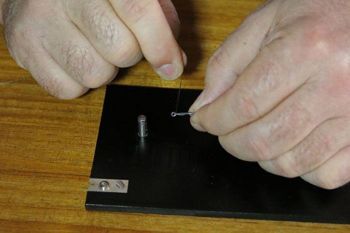 8. Maak een Knotless knot vanaf de dichte kant van haakoog. Wikkel de lijn nu 4 a 5 keer om de steel.