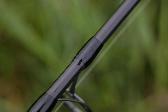 De hengel is iets minder slank afgewerkt rond de ogen.