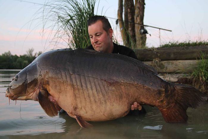 Arjen is het gewend om met zware vissen te poseren maar dit is wel héél erg zwaar.