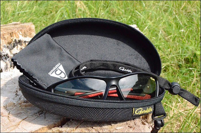De Gamakatsu G-glasses zonnebrillen worden geleverd in een stevige, drijvende box voorzien van een musketon haak. Verder worden er een zonnebrillenkoord en een microfiber schoonmaakdoekje meegeleverd.