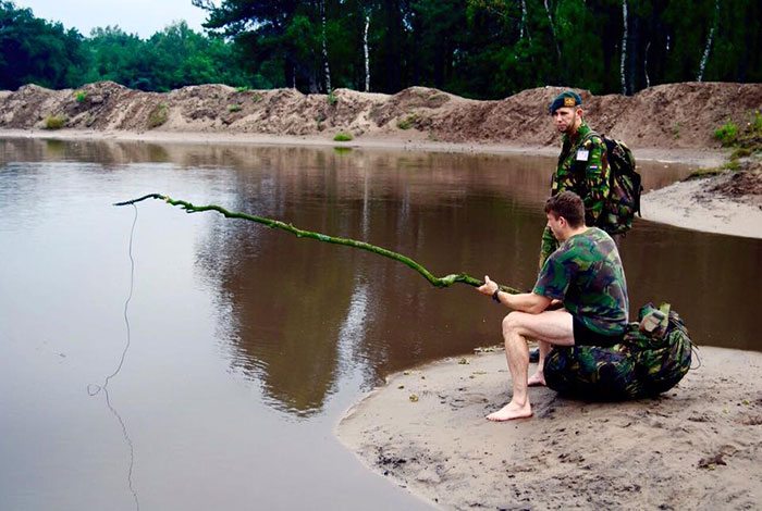 Ook in zijn tijd als militair was Lesley Adamzek bezig met vissen ;-)