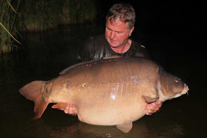 Derek Fell met een gigantische spiegel van 44.5 kg
