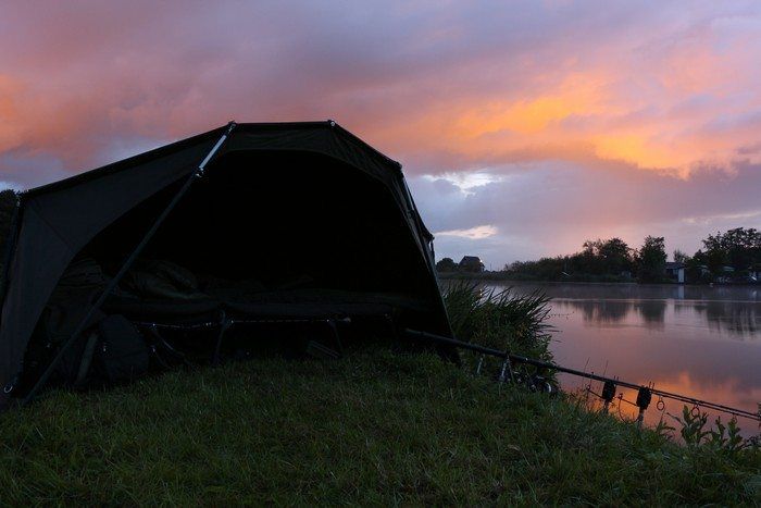 Plassen, grote meren of kanalen met stroming. De situatie is overal anders