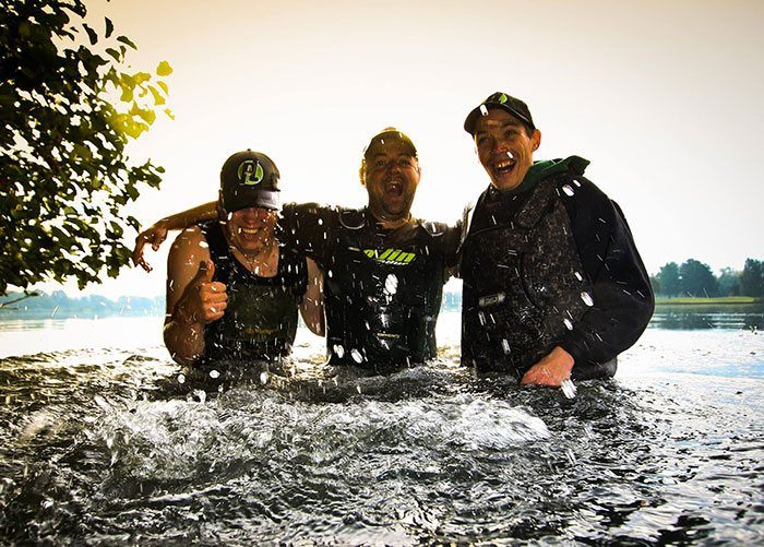 Een mooi moment voor deze fanatieke rakkers.
