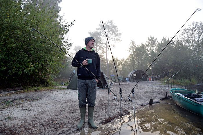 Stek 18 betekent: achter de hengels vertoeven.