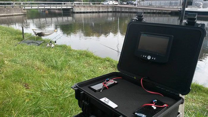 De onderwatercamera en de zendmodule.