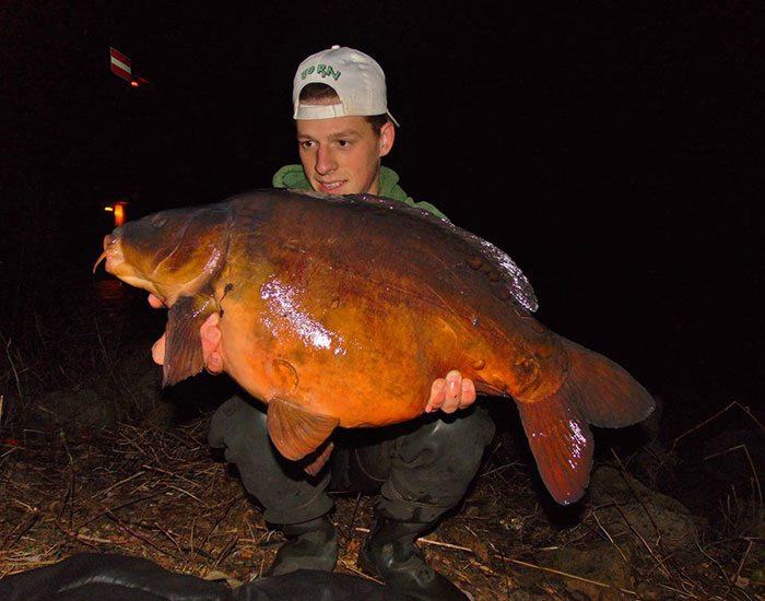 Een vis van de rivier is en blijft speciaal. Jorn Driessen wist deze karper te strikken op de Maas.