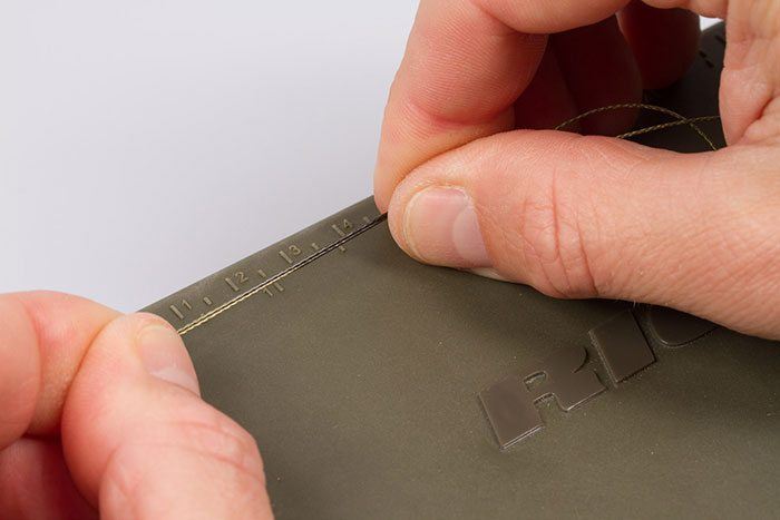Stap 3: Knoop in het uiteinde een lus. De grootte van de lus bepaald de lus bepaalt de hoogte van de pop-up. Kevin neemt de lijn dubbel en houdt deze op een afstand van 4cm vast.