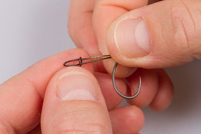 Schuif nu een rig ring op de lus.