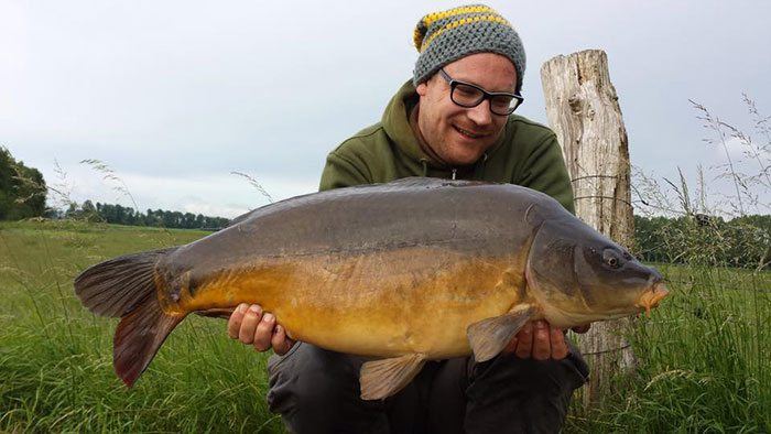Gijs Wijnholts, vertegenwoordiger van Leonard Sports met een van zijn vangsten op deze Chod