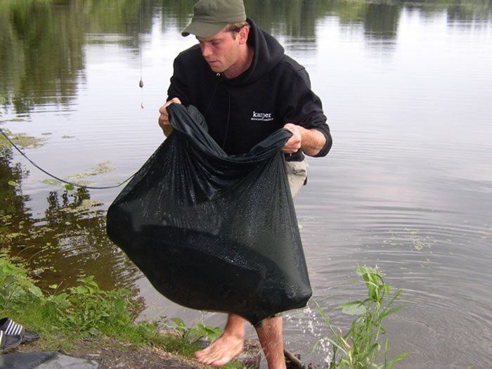 In de huidige bewaarzakken van zacht nylon materiaal kunnen de karpers gerust enkele uren doorbrengen… toch?