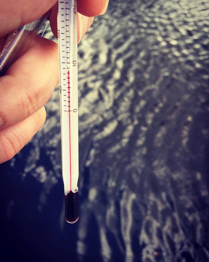 Een 'must have' voor de voorjaarsvisser: een thermometer. Foto: Martin Post.