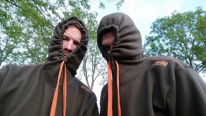 In deze tijd van het jaar kan het echt bizar vervelend zijn, meurzen/knutten, er zijn meerdere benamingen voor. Het kleinste muggetjes van Nederland, en in de meeste gevallen ?azen? ze met z?n allen tegelijkertijd.