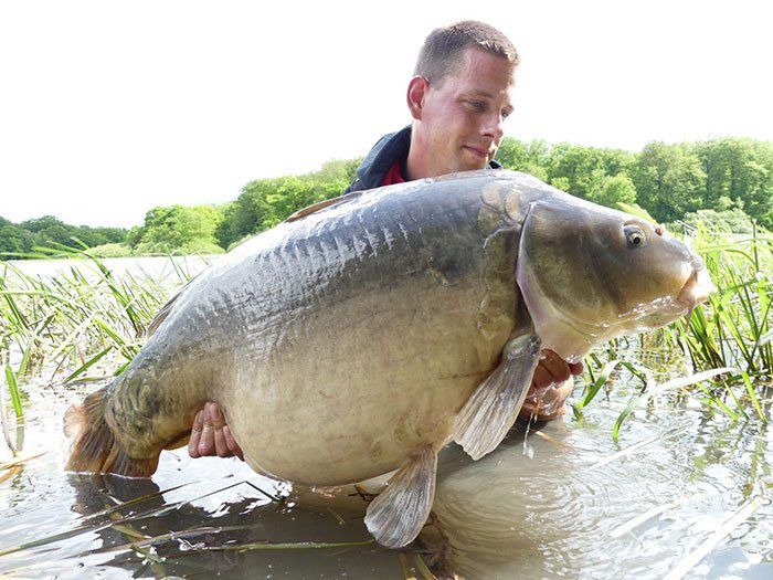 Teamlid Dennis Groot met een ?binnen een uur vissen, veertiger!?, Chopz werken instant super!