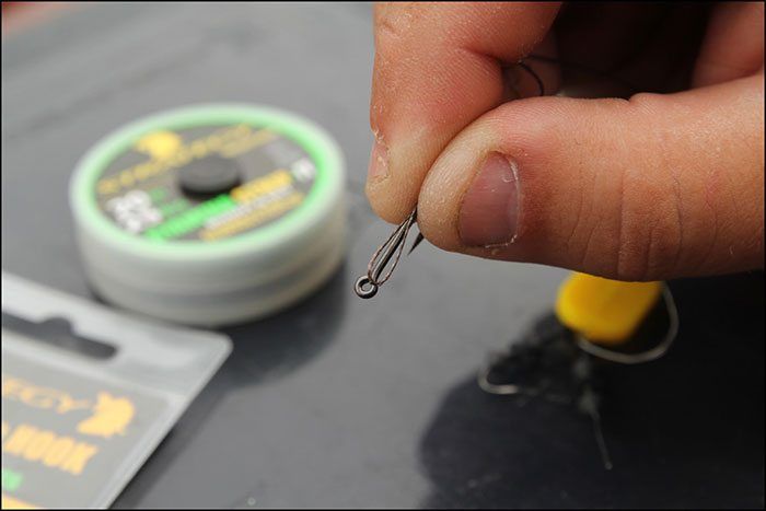 Stap 3: De hair wordt door middel van een bledknoop gefixeerd op de haaksteel. Leg hiervoor een lus langs de haaksteel.