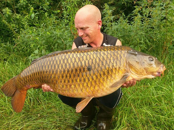 Na een nachtje keihard blanken liep ik lichtelijk chagrijnig mijn trolley door de drek voort te duwen toen mijn oog viel op een zwarte schim. Al snel ontdekte ik een er een stuk of 10. Na een kort telefoon gesprek met de vrouw kreeg ik toestemming om wat later thuis te komen dus de lijnen werden snel weer nat gemaakt. Geert en ik wisten meerdere prachtige vissen te vangen in enkele uren. 