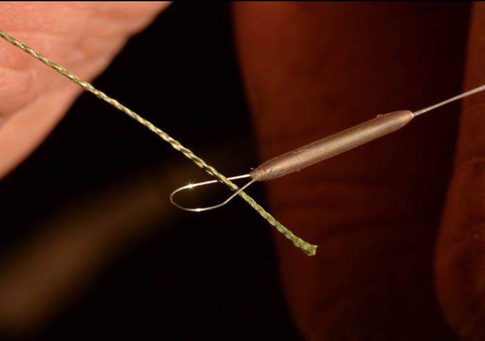 Voordat je de voorslagknoop maakt, schuif je de Knot Protector Sleeve op eenvoudige wijze op je gevlochten lijn.