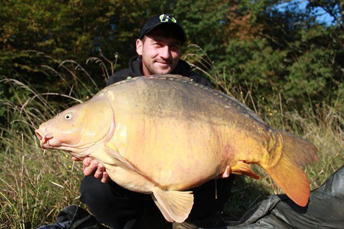 De Messi van de lage landen (James de Koker) trok het Franse land in om jacht te maken op bakken van spiegels. En we weten allemaal: Messi faalt niet! James is z'n najaar dan ook uitstekend gestart met een reeks fraaie vissen, waaronder deze veertiger.