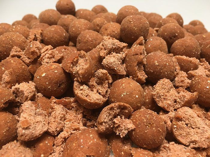 Attractief aas: de Crunchy Belachan & Krill boilie van Pro Line.