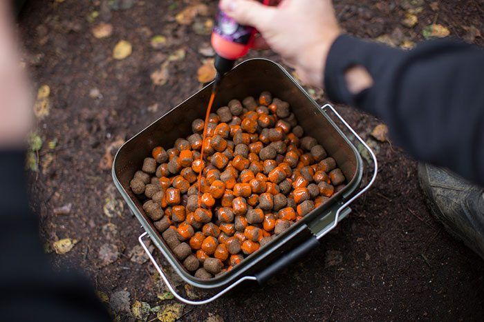 De boilies worden voorzien van een scheutje Goo voor extra attractiviteit.