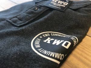 ...is voorzien van het welbekende KWO embleem