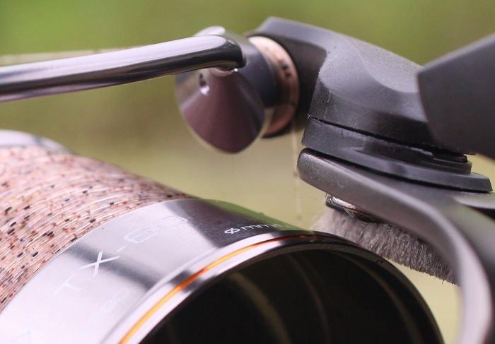 Het ''bezempje'' dat moet voorkomen dat je lijn onder de spoel terecht komt.